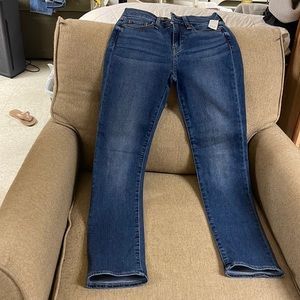 Gap. Petite 25/0. Classic straight mid rise. Brand new with tags.